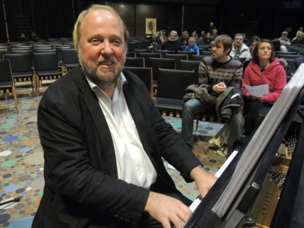 Helmut Hoeft am Flügel in der Gedächtniskirche